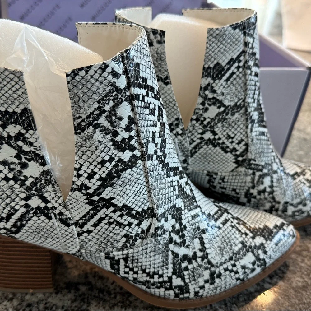 Snakeskin Ankle Boots pointed toe with a chunky stacked heel. Sz 10 - Picture 5 of 9